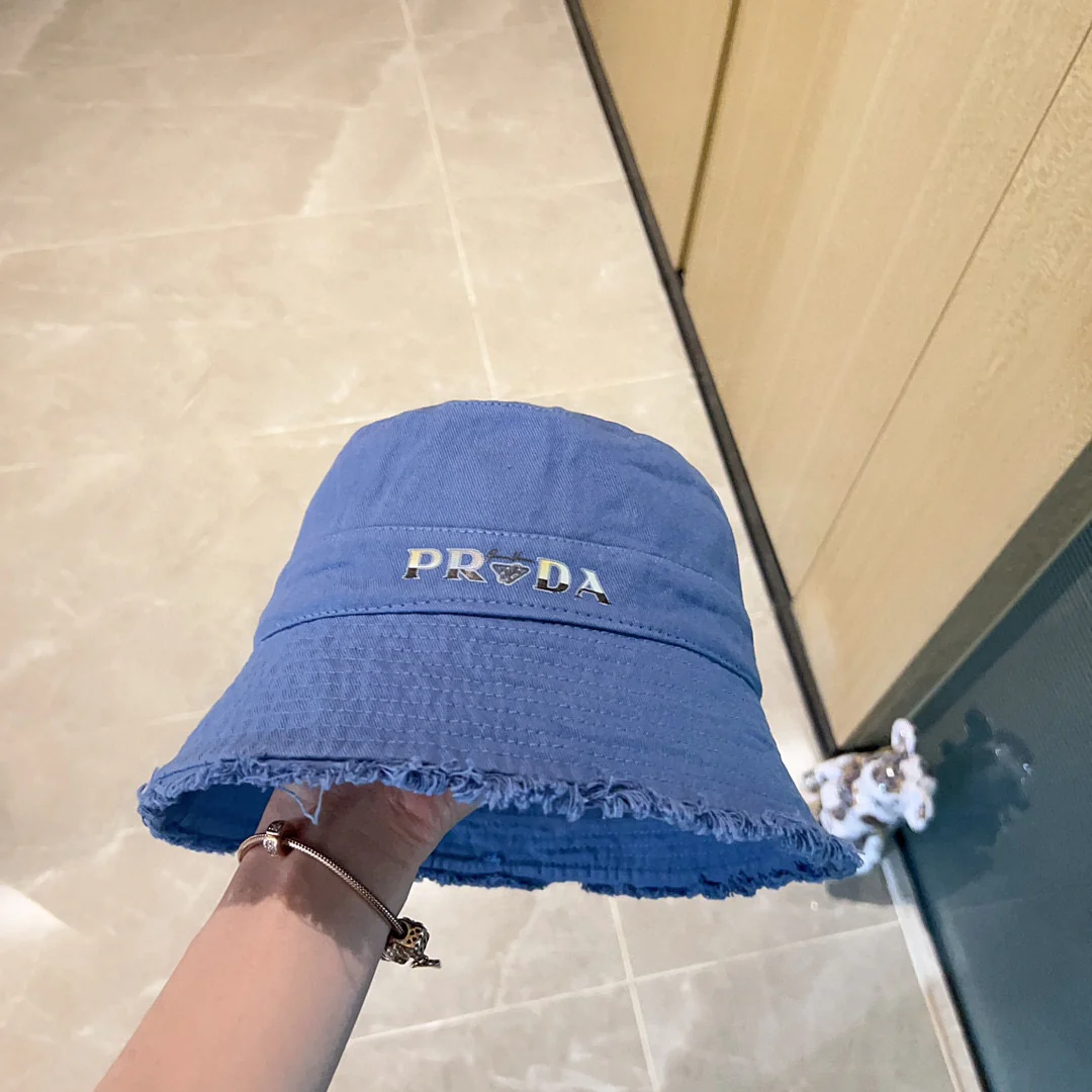 Новинка сезона весна/лето 2023 от Prada - джинсовая панама с кисточками.