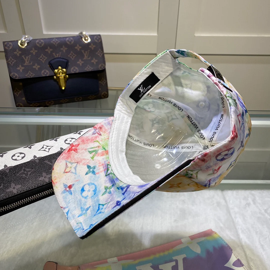 Бейсболка, окрашенная в стиле LV.