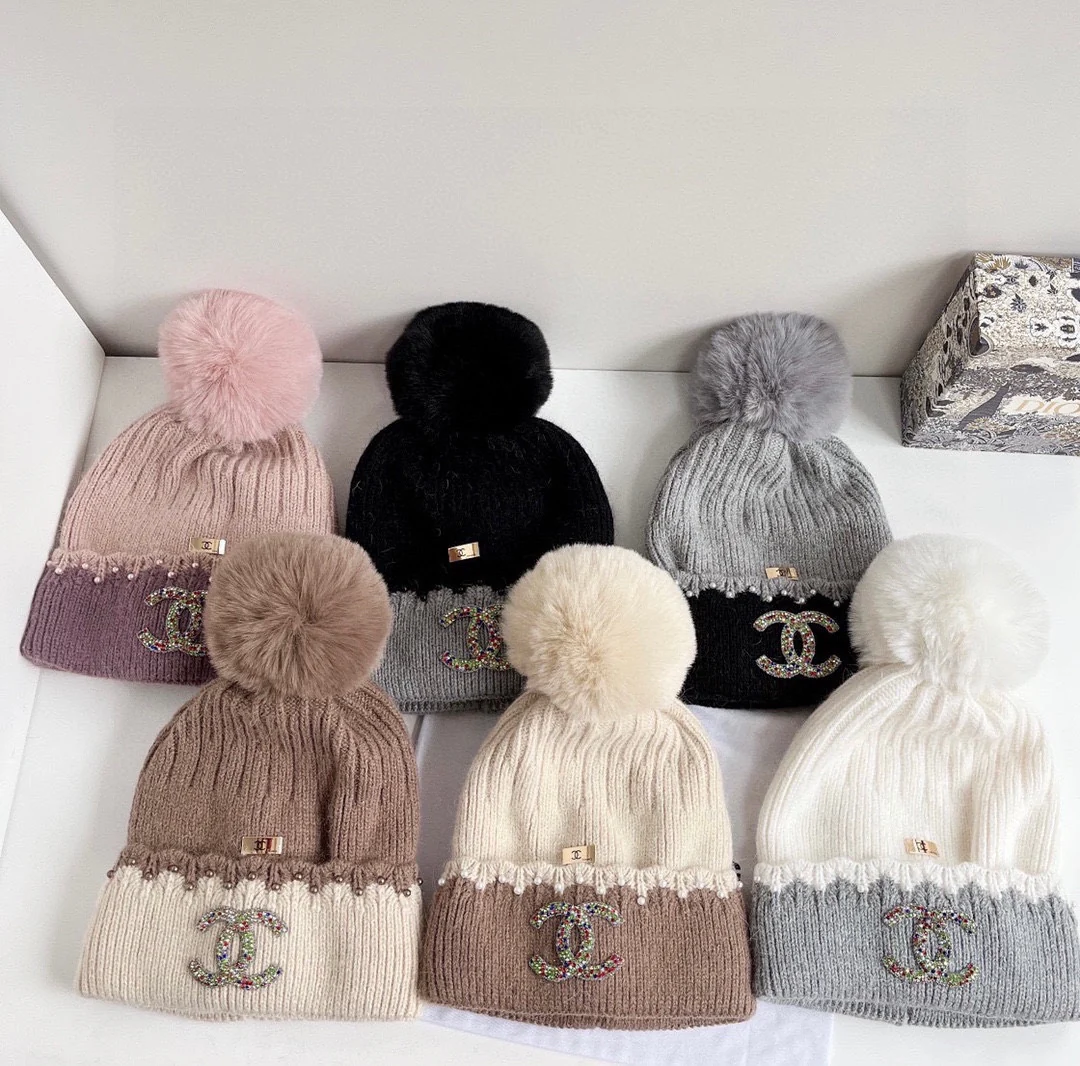 Вязаная шапка Chanel с помпоном