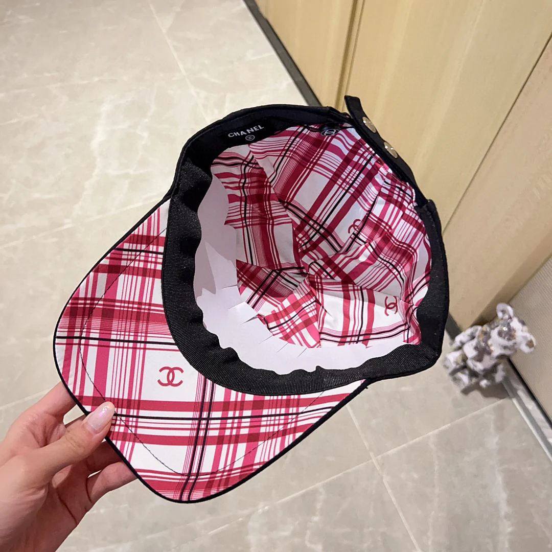 Новинка сезона весна/лето 2023 от Chanel - бейсболка с вышивкой - черная