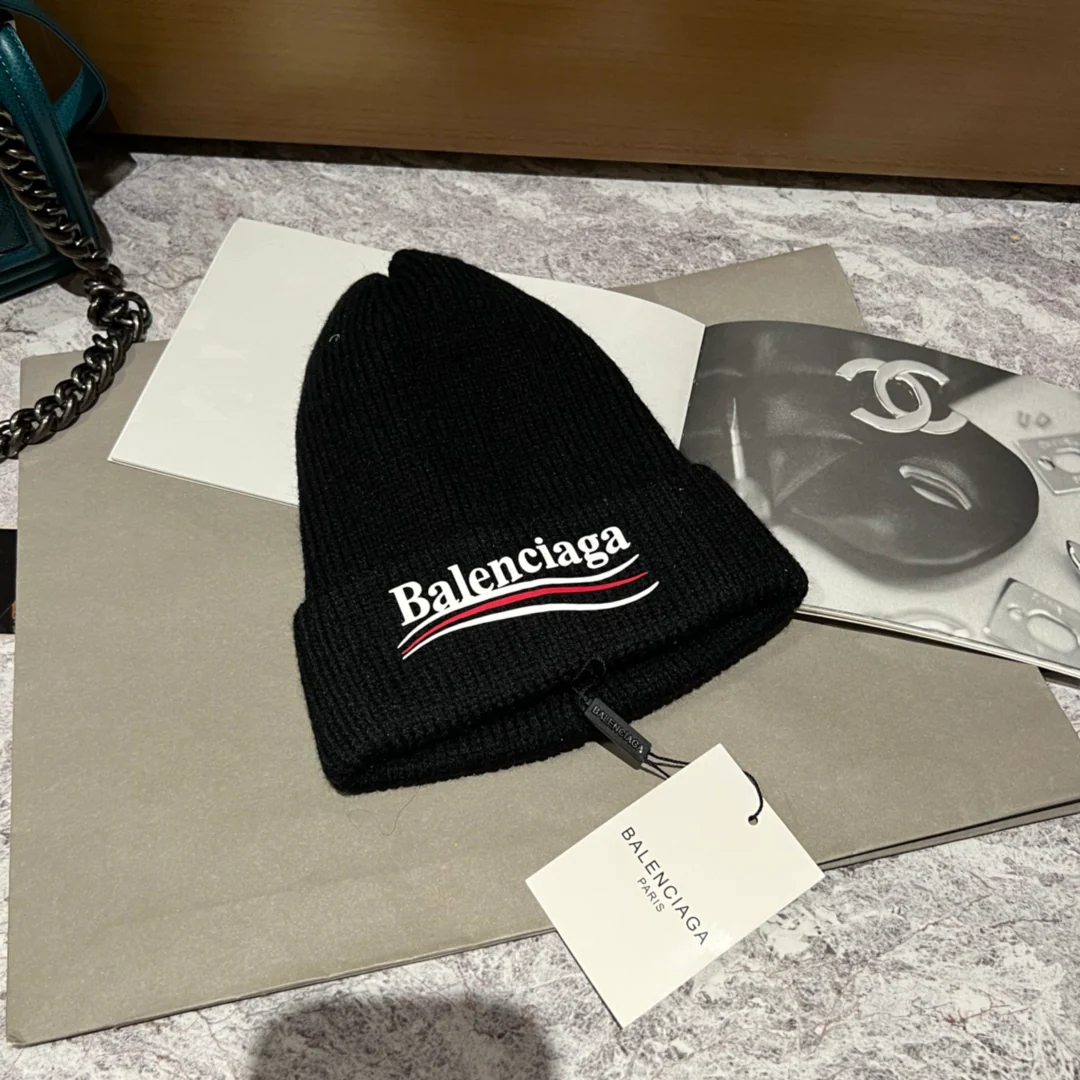 Вязаная шапка Balenciaga с буквой - 2 шт.