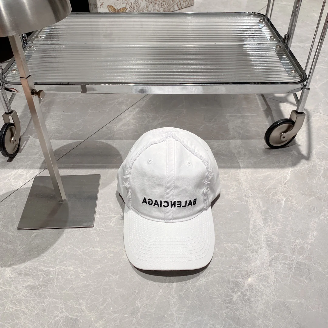 Balenciaga - Бейсболка с усами - Белая