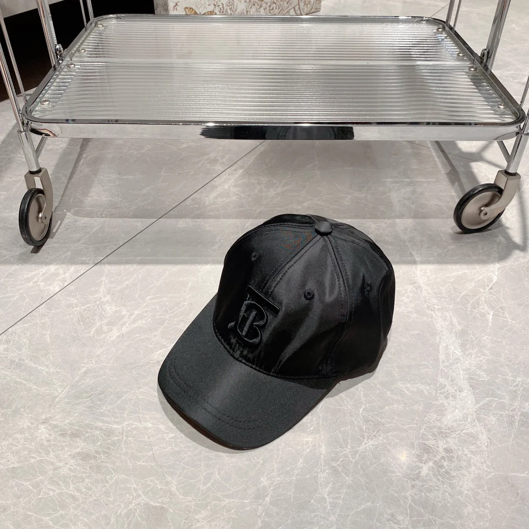 Новинка сезона весна/лето 2023 от Burberry - глянцевая бейсболка TB - черная.