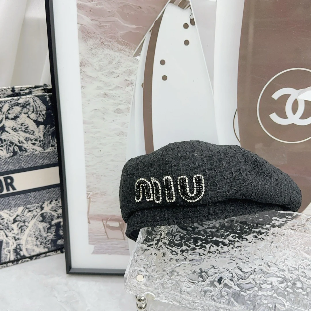 Берет Miu Miu с пайетками - черный