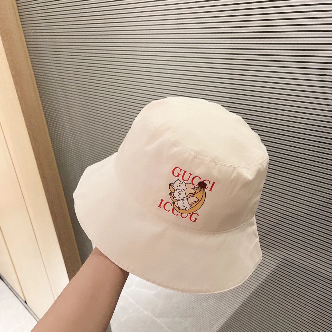 Панама Gucci с кошачьим принтом, 2022 год.