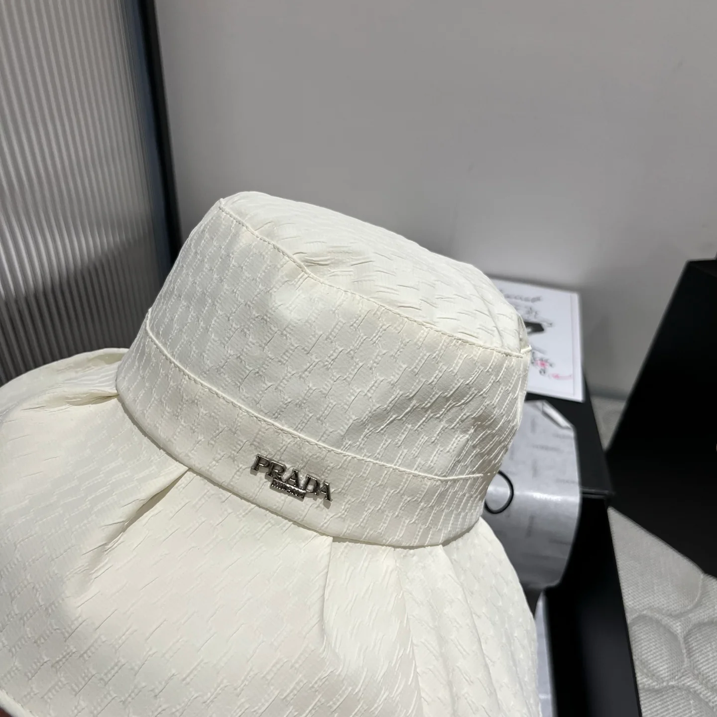 Prada - Солнцезащитная шляпа - Белая