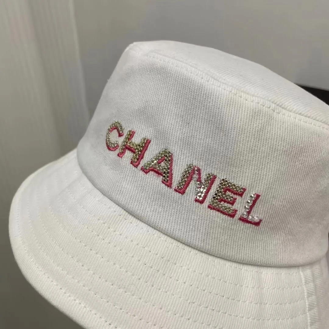 Рыбацкая шляпа Chanel, украшенная пайетками и стразами — рекомендовано на Xiaohongshu