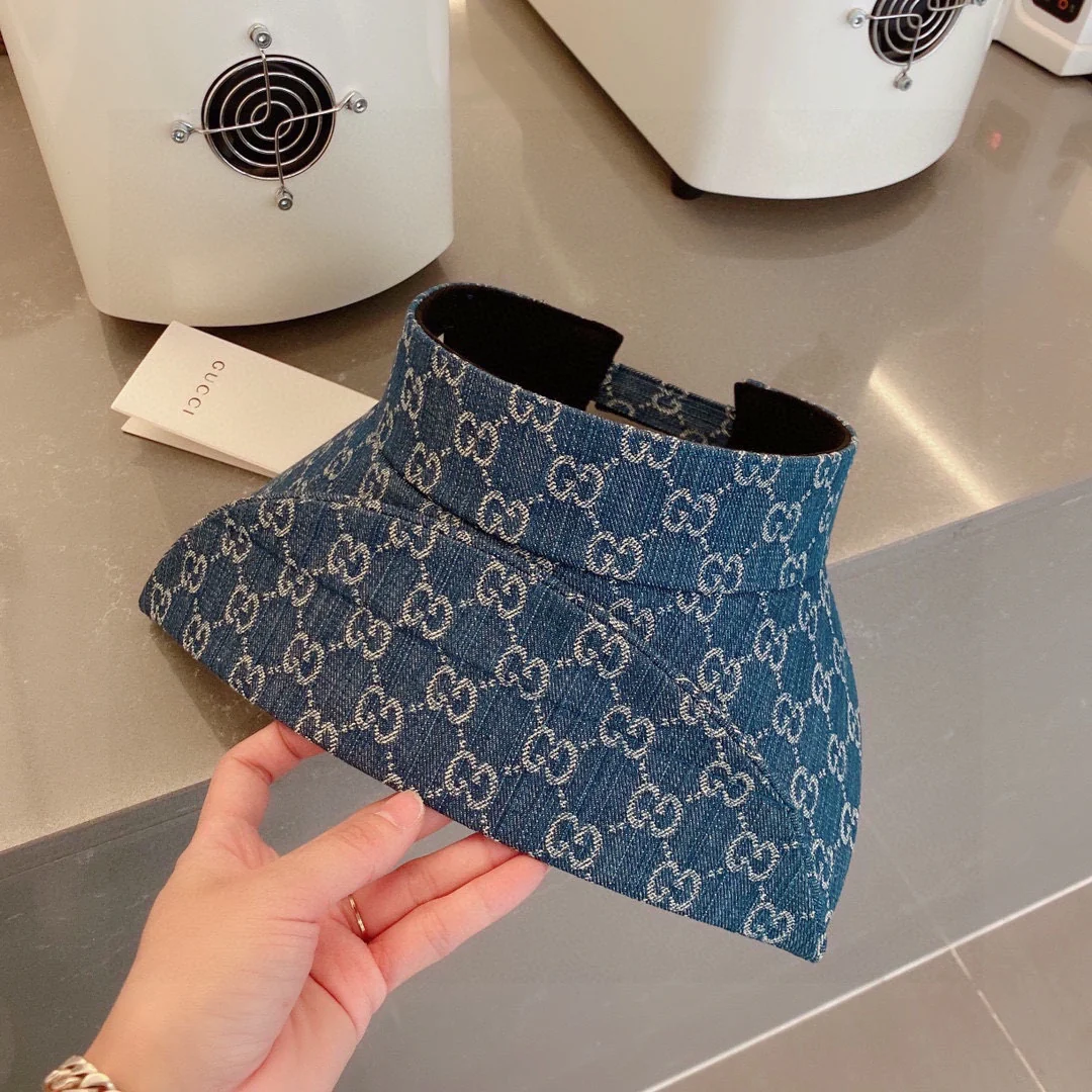 Новые поступления коллекции Gucci весна/лето 2023 - Широкополая шляпа с монограммой - Шляпа-козырек - Солнцезащитная шляпа