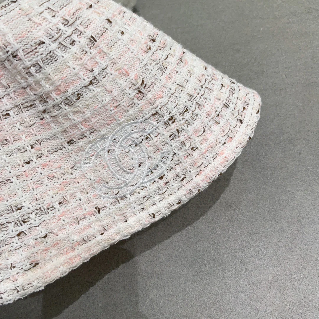 Новая элегантная вязаная рыбацкая шапка Chanel из осенне-зимней коллекции - белая.