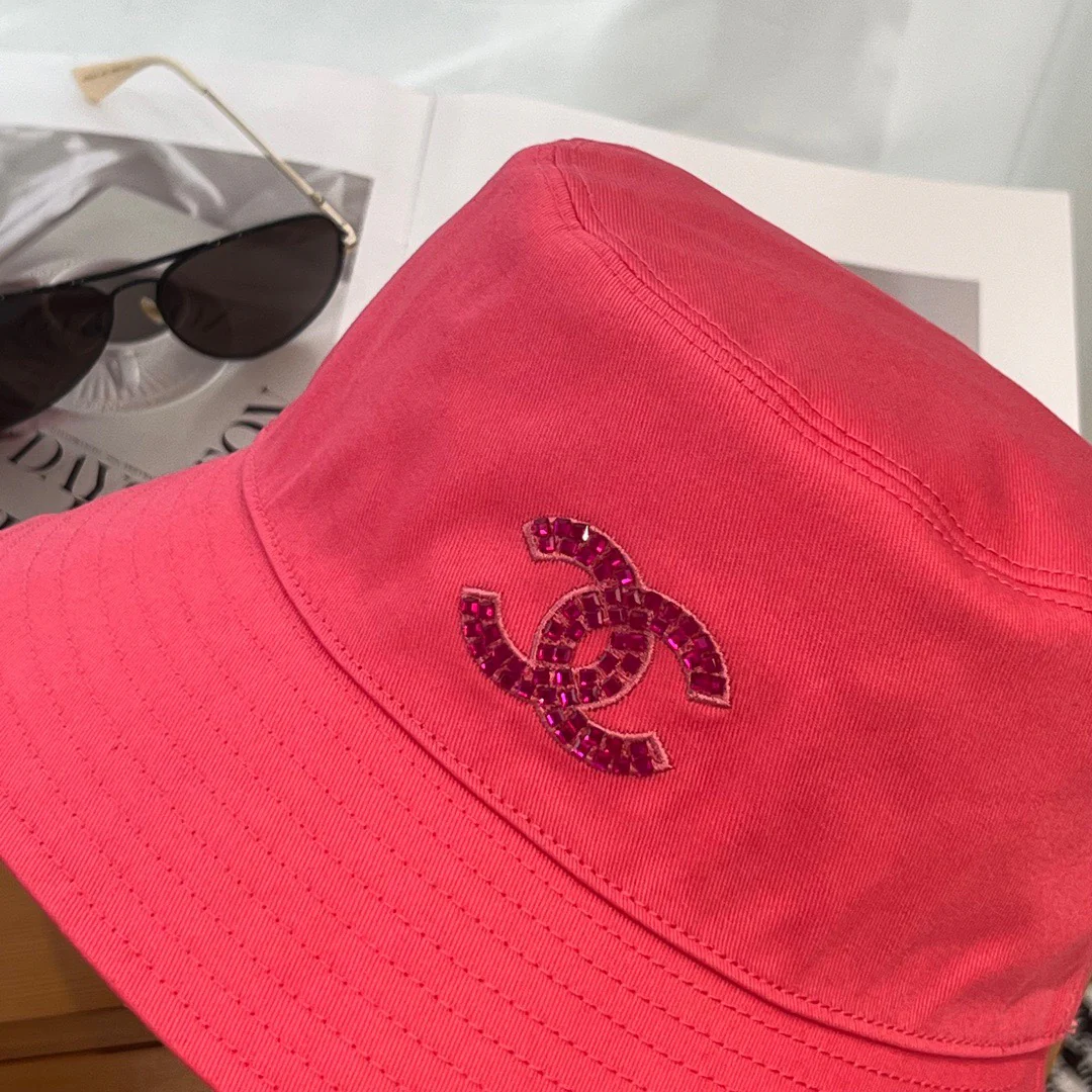 Chanel - Рыбацкая шляпа ручной работы, расшитая пайетками - Красная