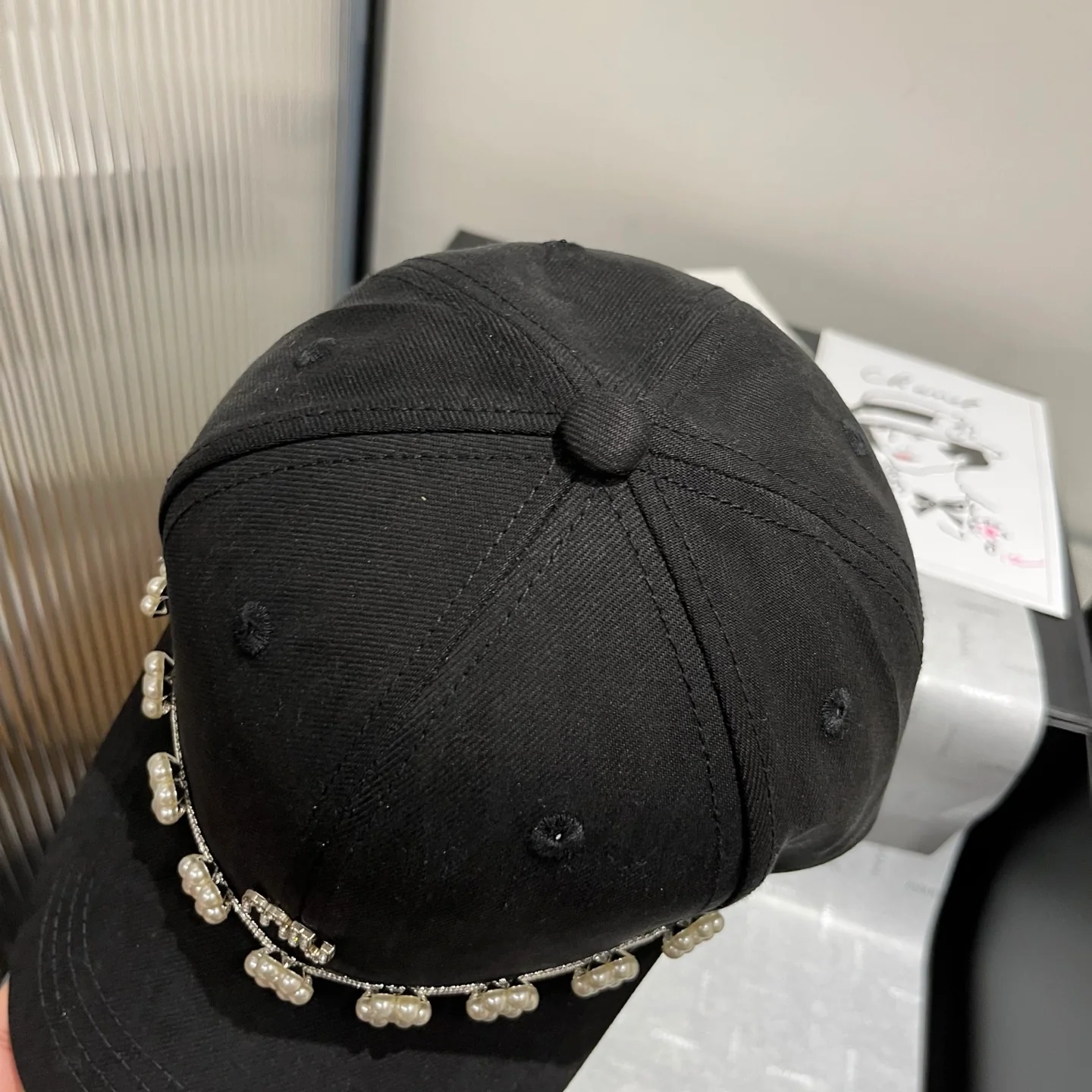 Бейсболка Miu Miu с жемчужным козырьком - черная