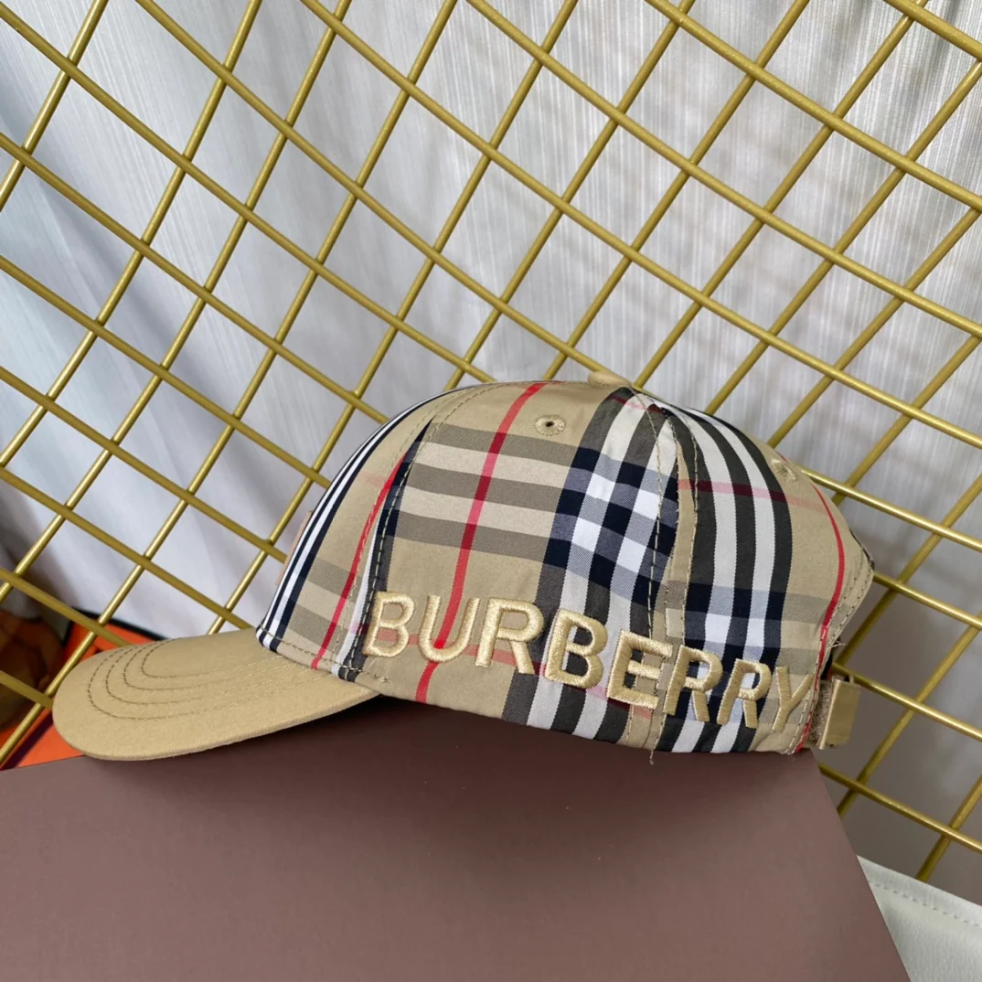 Burberry - Классическая бейсболка в клетку