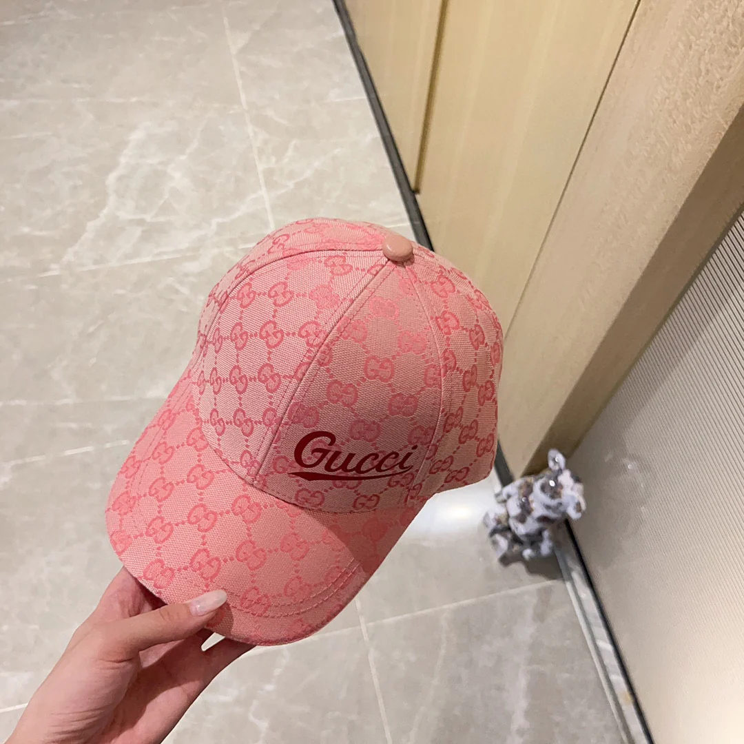 Новинка сезона весна/лето 2023 от Gucci - бейсболка с монограммой - розовая.
