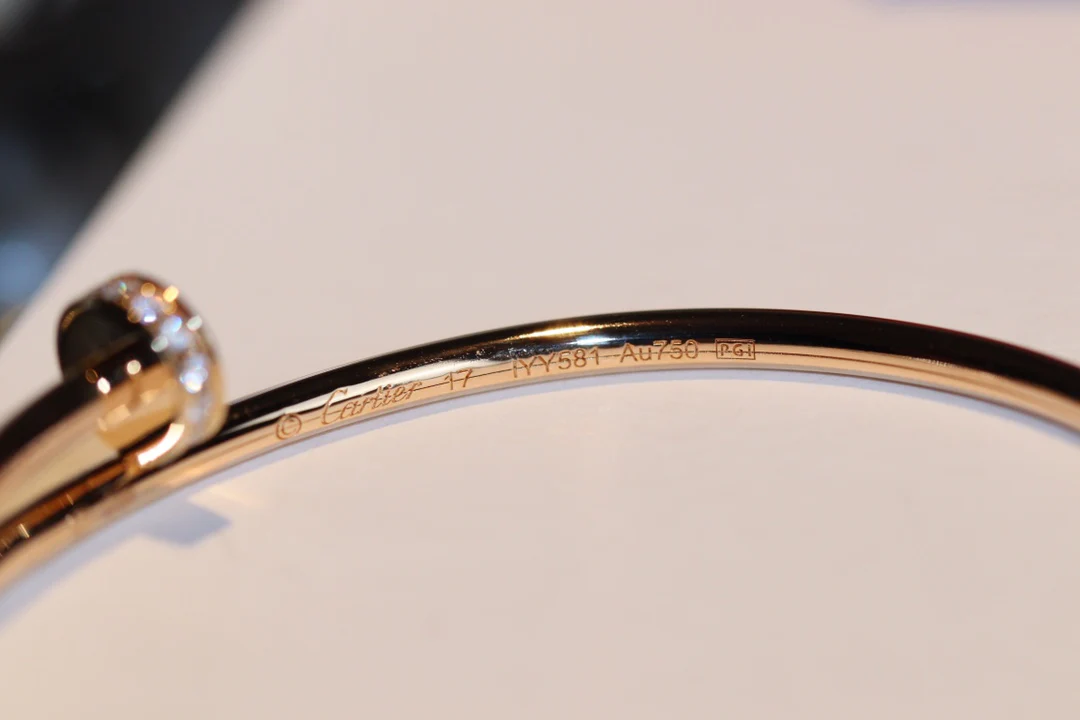 Браслет Cartier ?Гвоздика? — розовое золото с бриллиантами в половинках бриллиантов.