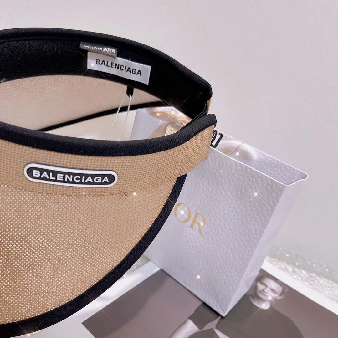 Balenciaga - Солнцезащитная шляпа из натуральной соломы с лоскутным дизайном и открытым верхом