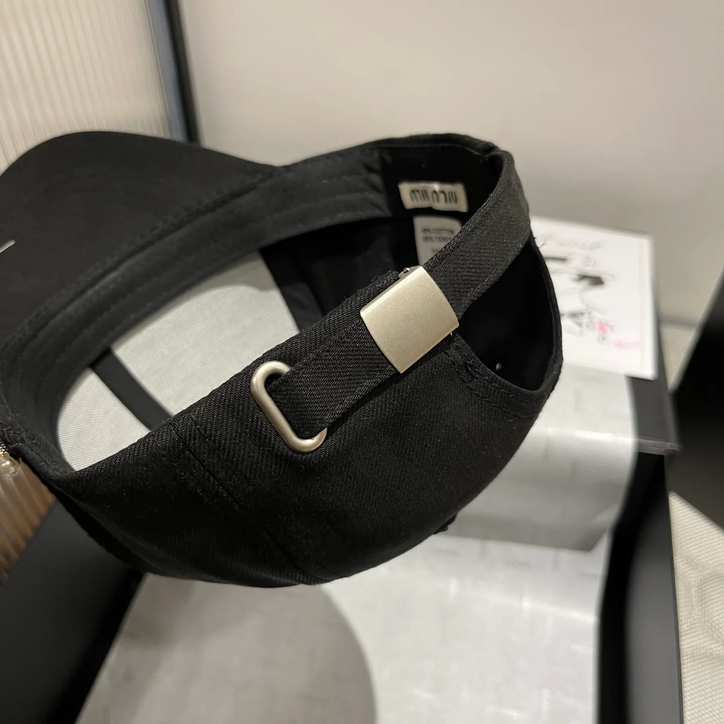 Бейсболка Miu Miu с жемчужным козырьком - черная