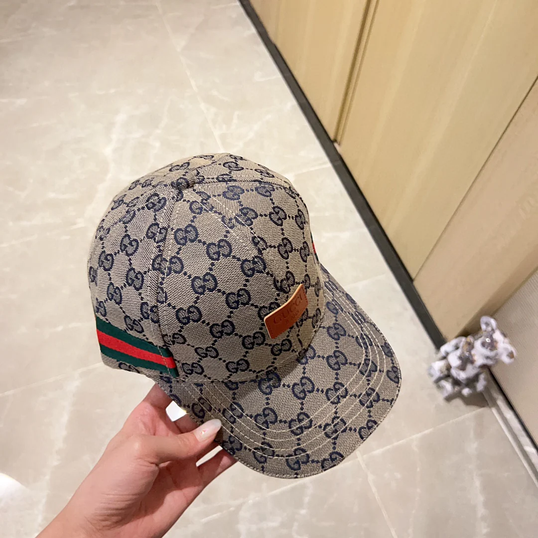 Новинка сезона весна/лето 2023 — бейсболка с кожаной этикеткой Monogram, серая.