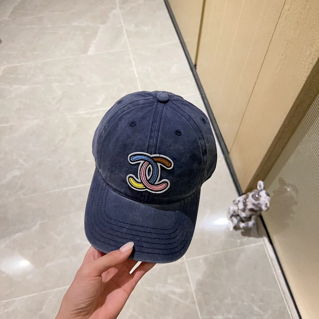 Новая бейсболка Chanel с ярким логотипом, синяя, 2023 год.