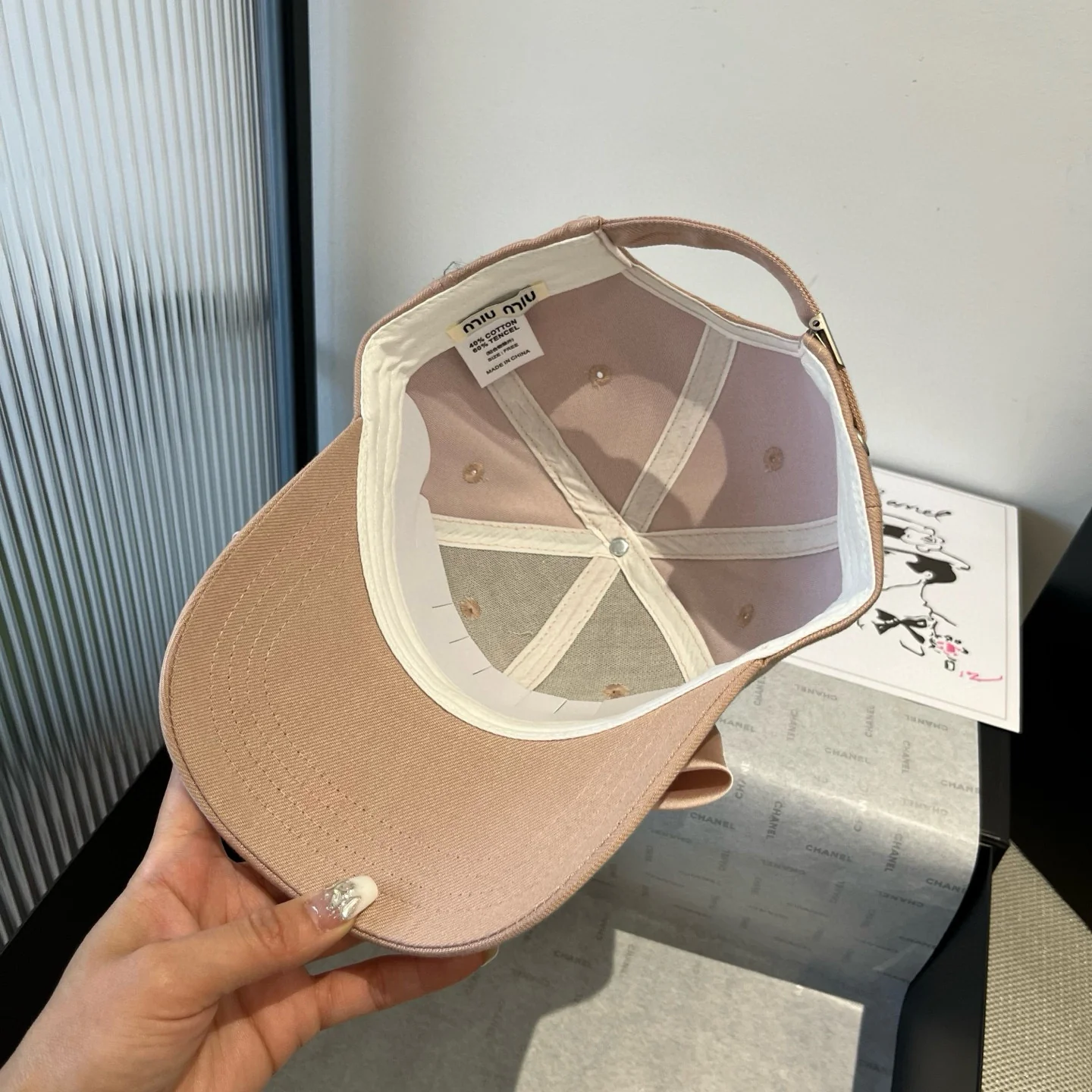 Бейсболка Miu Miu с бабочкой, коричневая.