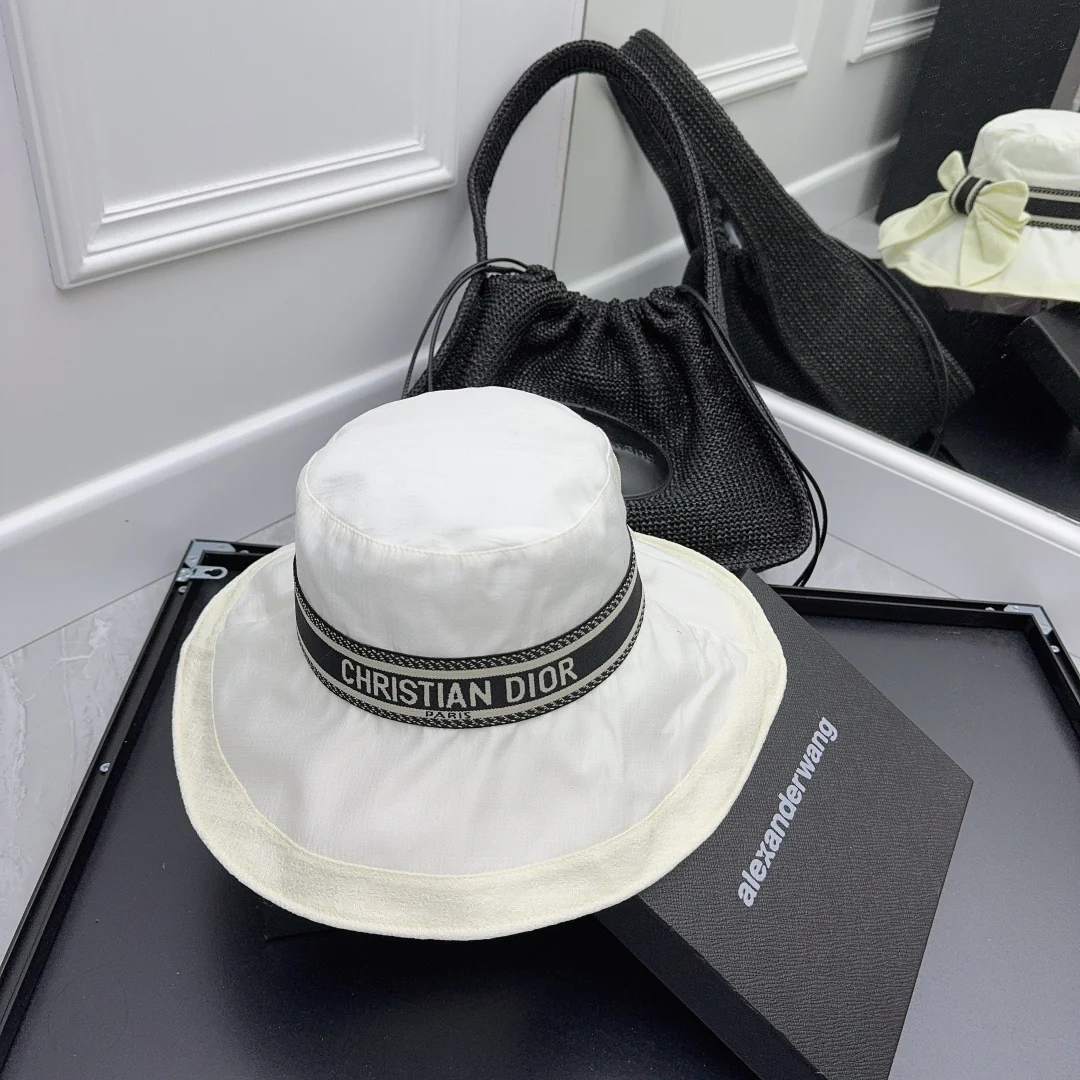 Dior - Новая хлопково-льняная шляпа от солнца в стиле пэчворк