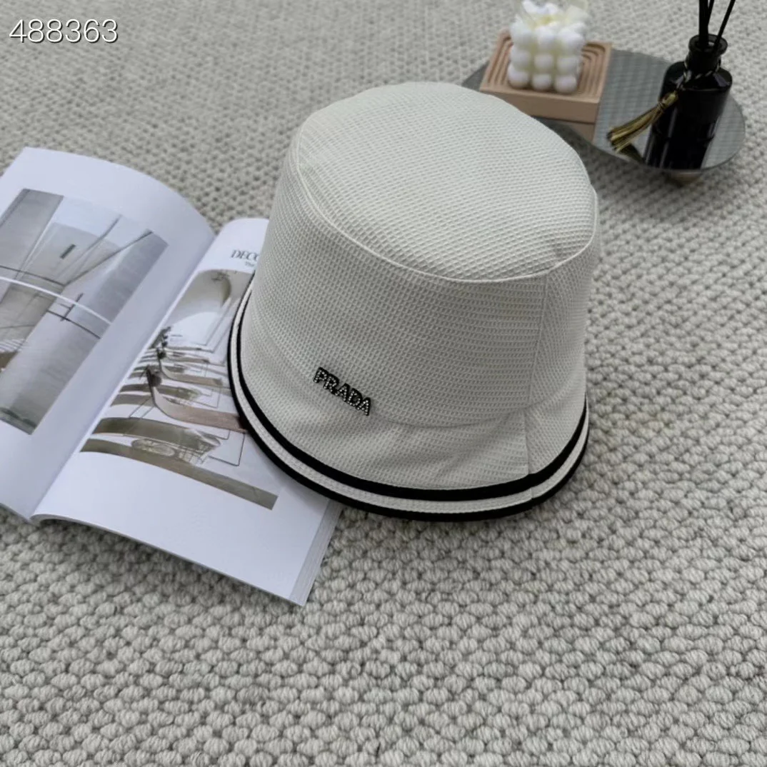 Рыбацкая шляпа в клетку Prada - белая