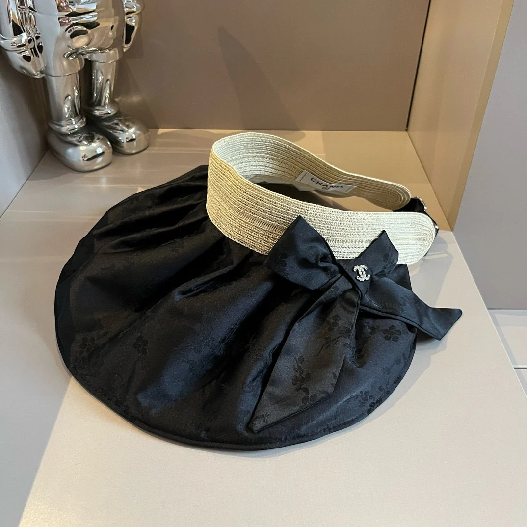 Солнцезащитная шляпа Chanel из атласа с перламутровым блеском - черная