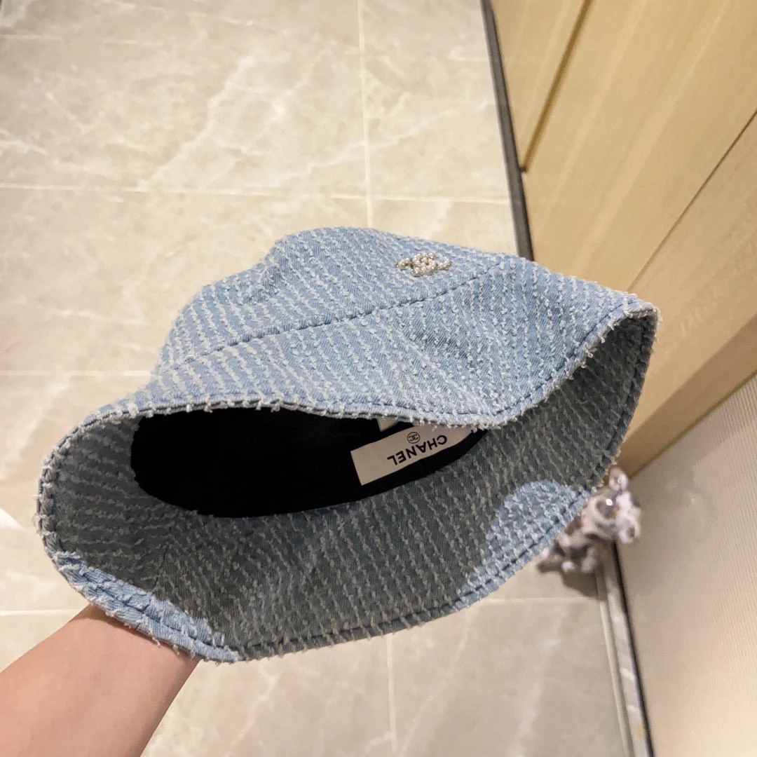 Новая ретро-шляпа рыбака в ковбойском стиле от Chanel 2023 года - светло-голубая.