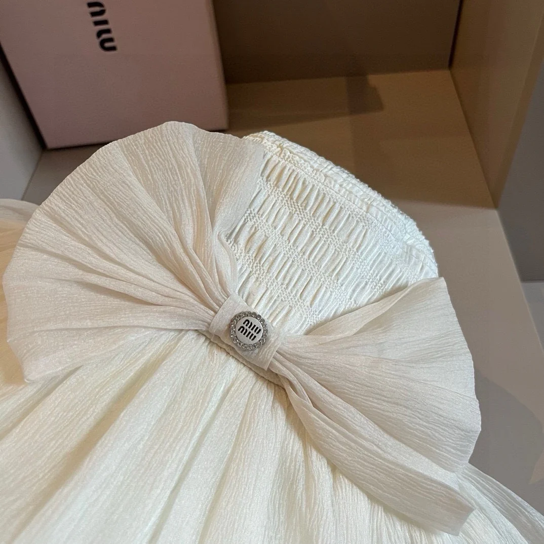 Новая плиссированная шляпа от солнца Miu Miu 2024 с бантом - белая.