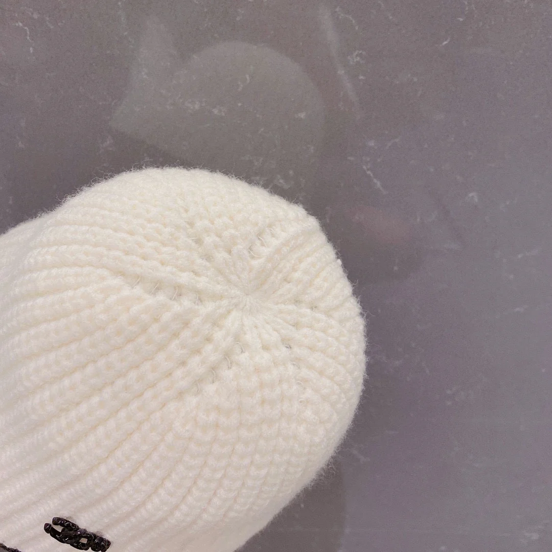 Chanel - Вязаная рыбацкая шапка - Белая