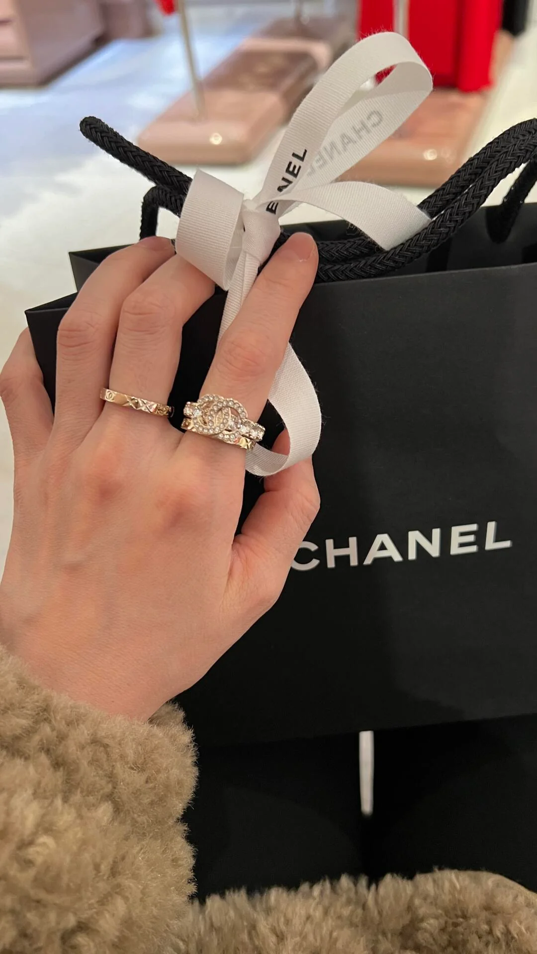 Набор из трех колец Chanel за 25 пенсов — множество вариантов ношения.
