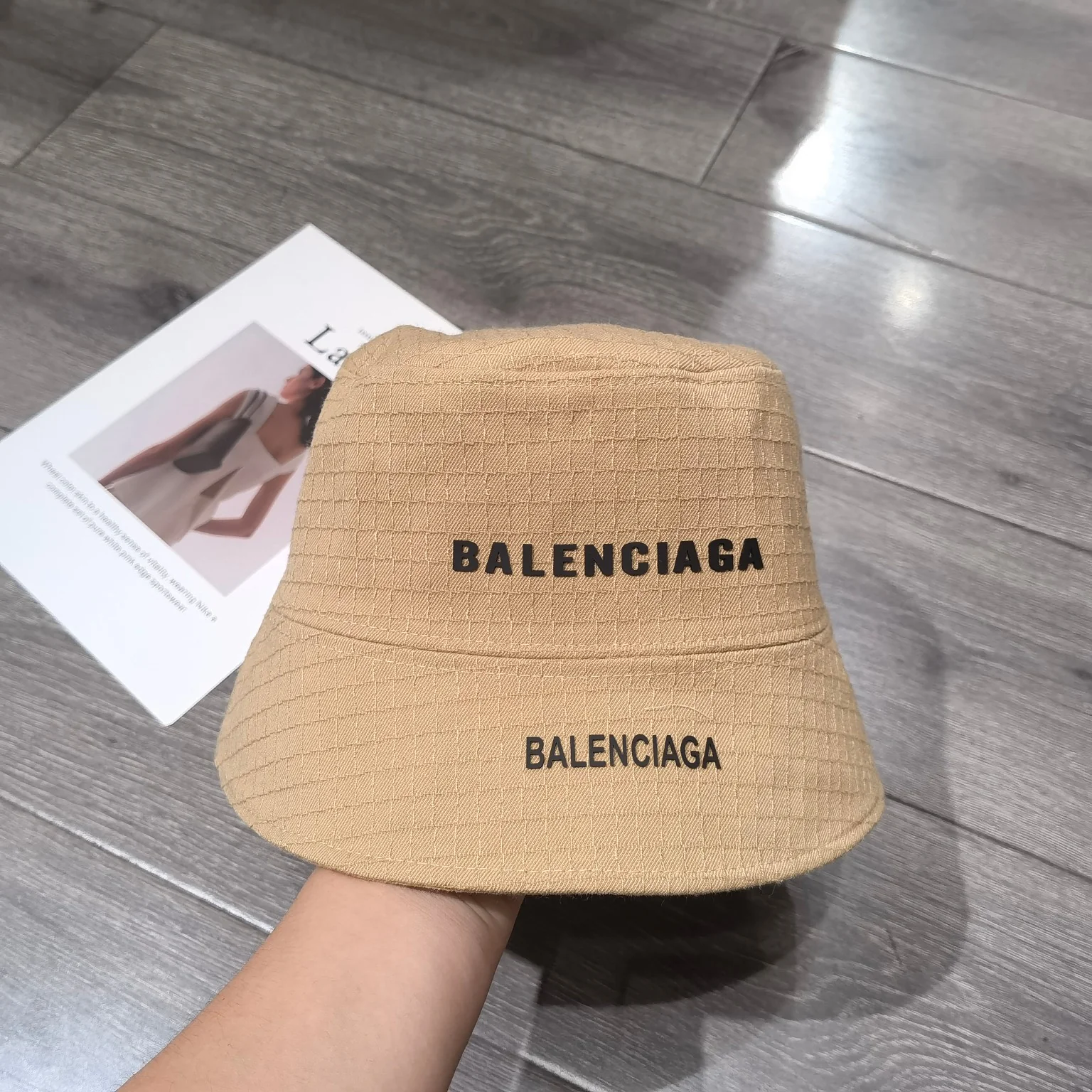 Balenciaga - Новинка осени 2023 - Панама в простую клетку