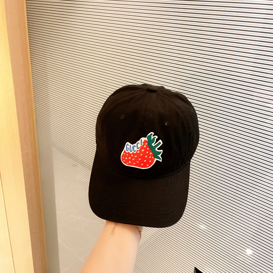 Бейсболка Gucci с клубничным узором