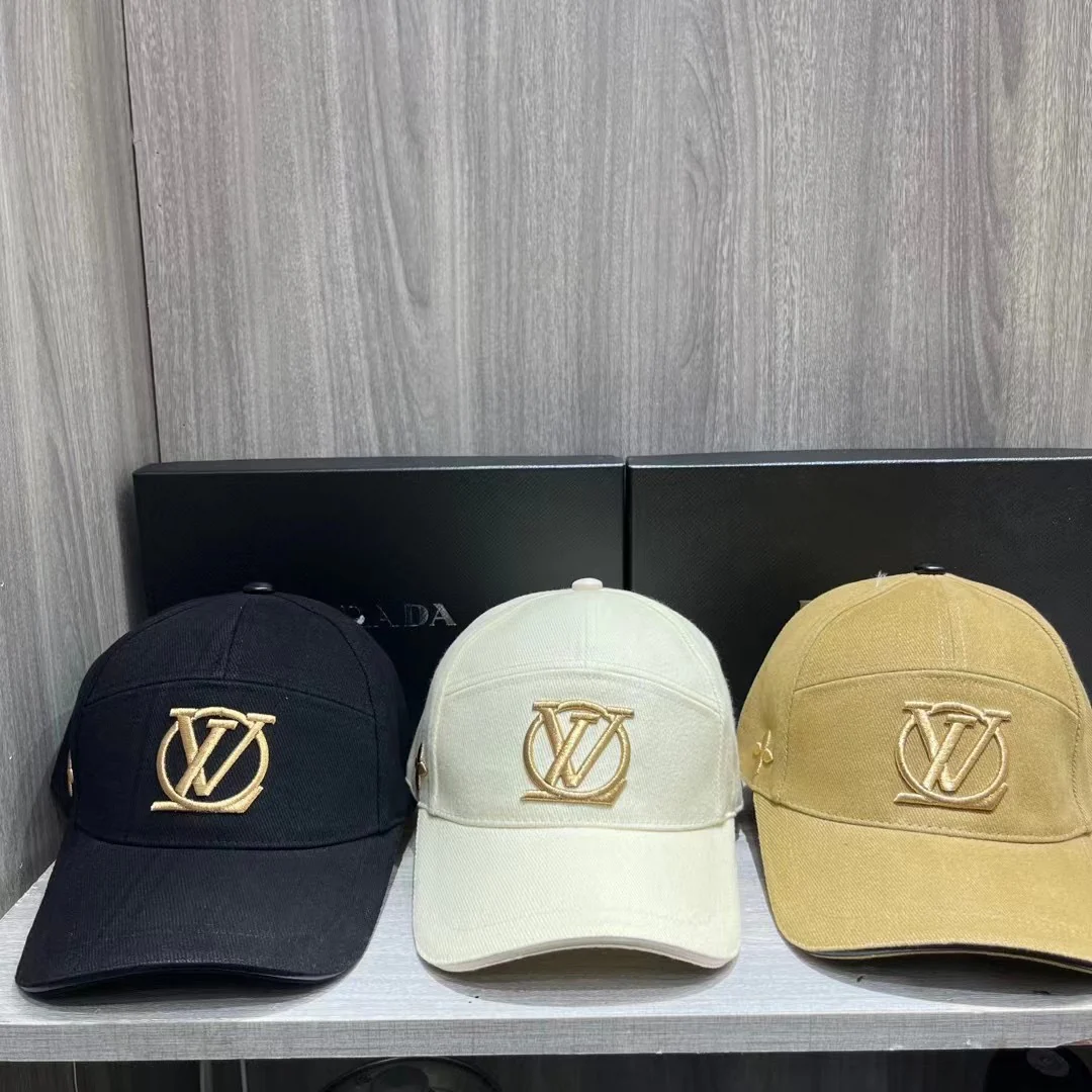 Бейсболка LV с вышивкой - 1