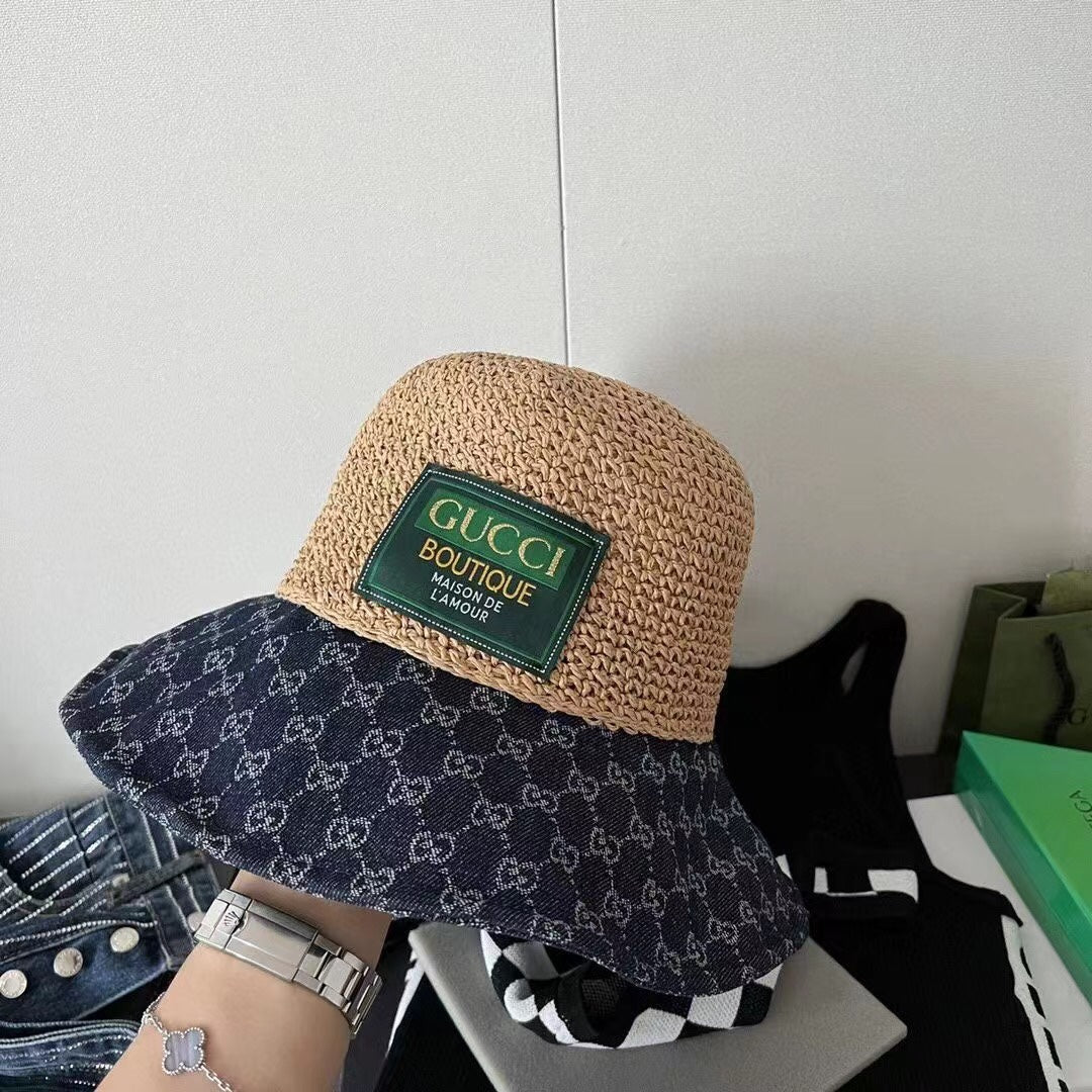 Соломенная шляпа Gucci с монограммой из джинсовой ткани.