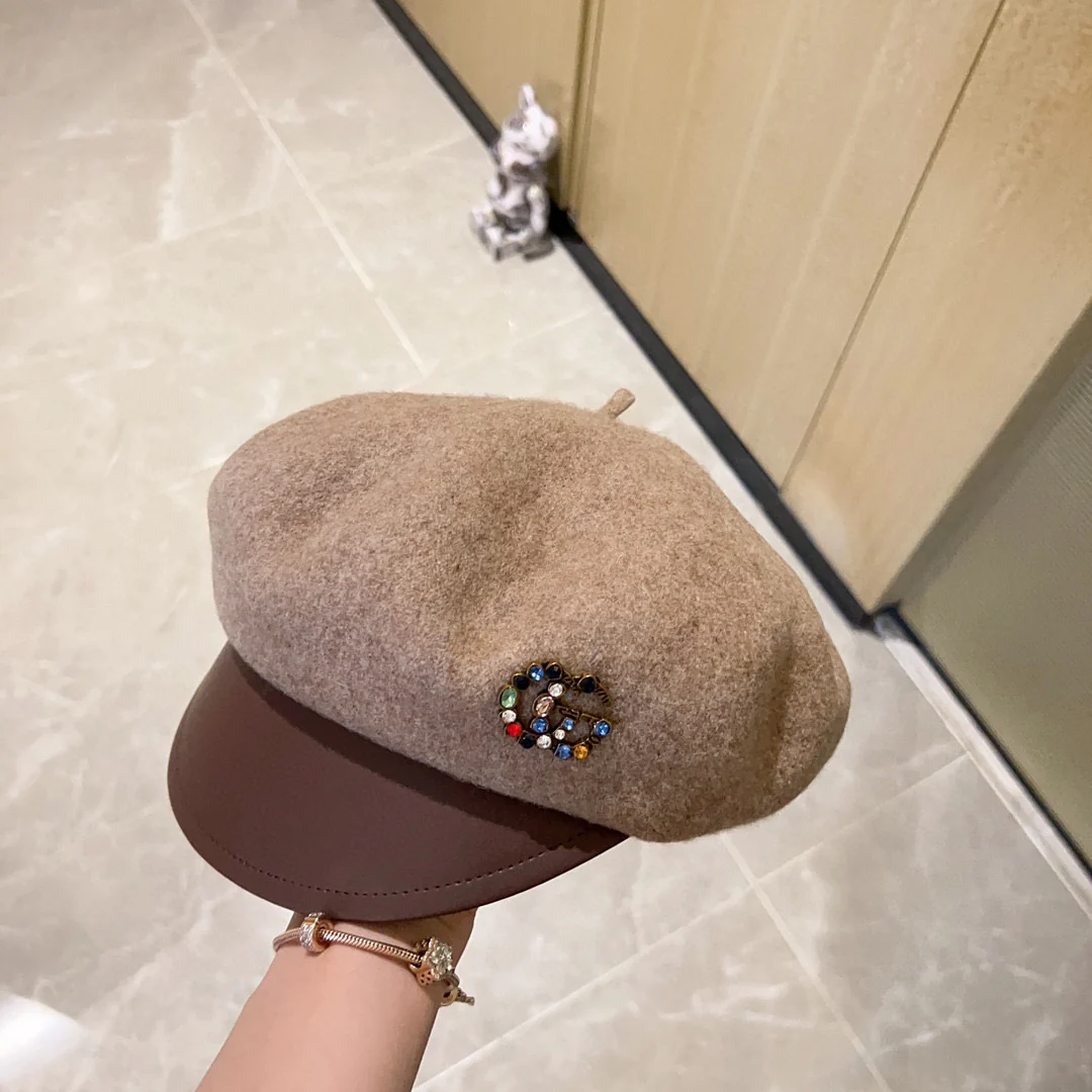 Новая минималистичная беретка Gucci 2023 года с отделкой из шерсти стразами - цвет хаки.