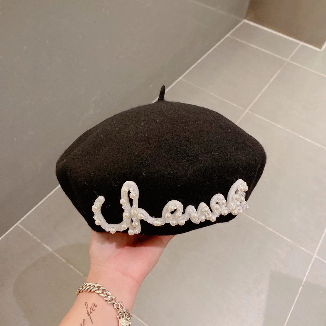 Chanel - Берет из вышитой жемчужной шерсти - Черный