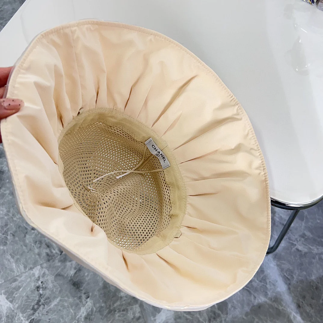 Новая плетеная солнцезащитная шляпа Chanel 2024 с бантом в форме сердца - белая.