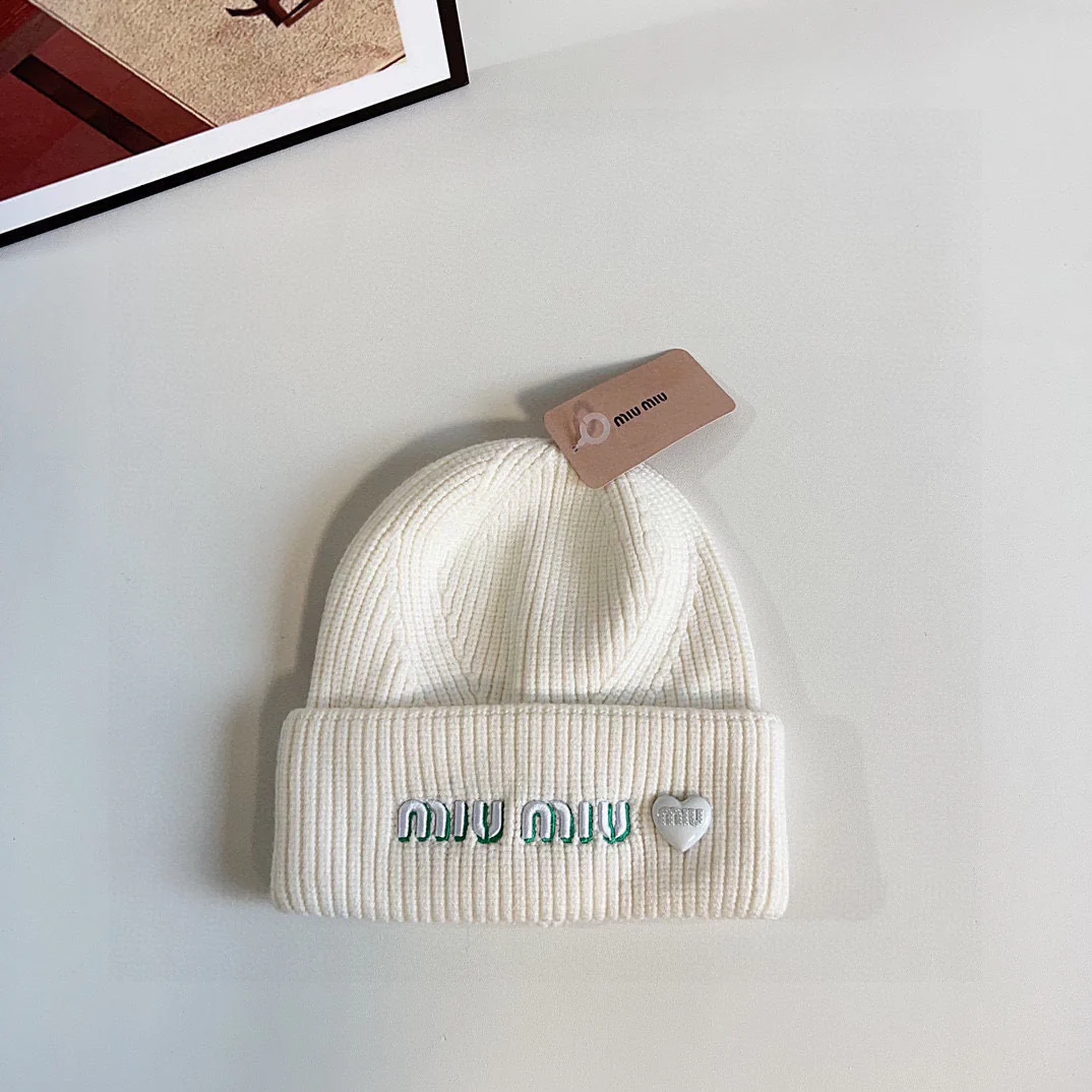 Вязаная шапка Miu Miu с вышивкой - белая
