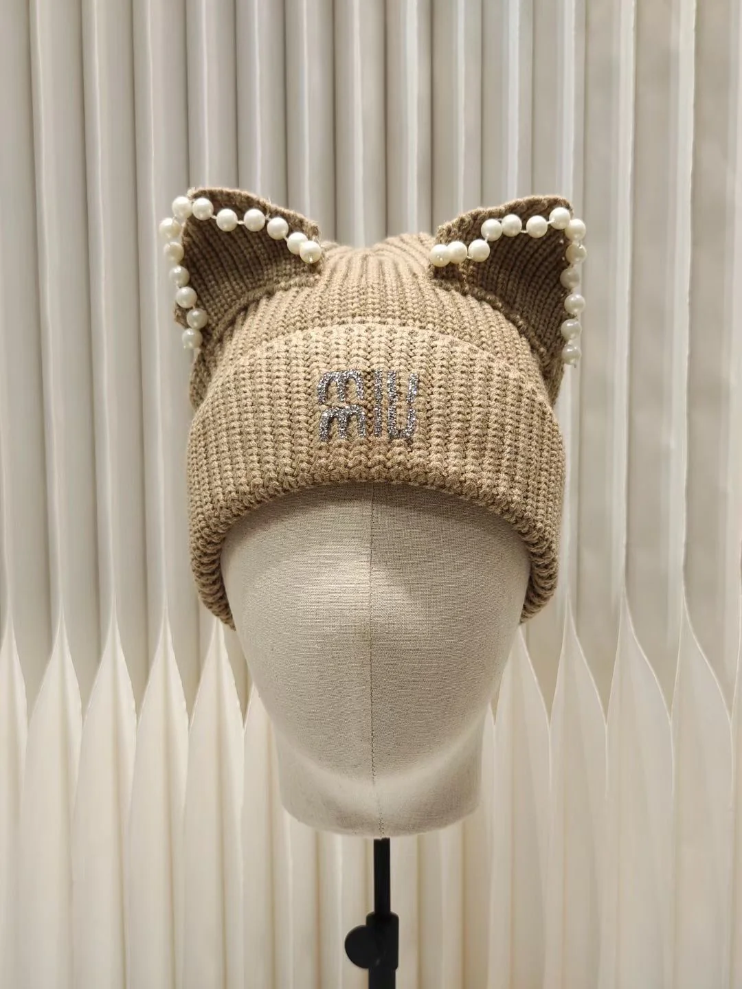 Miu Miu - Вязаная шапка с жемчужными кошачьими ушками, осень/зима