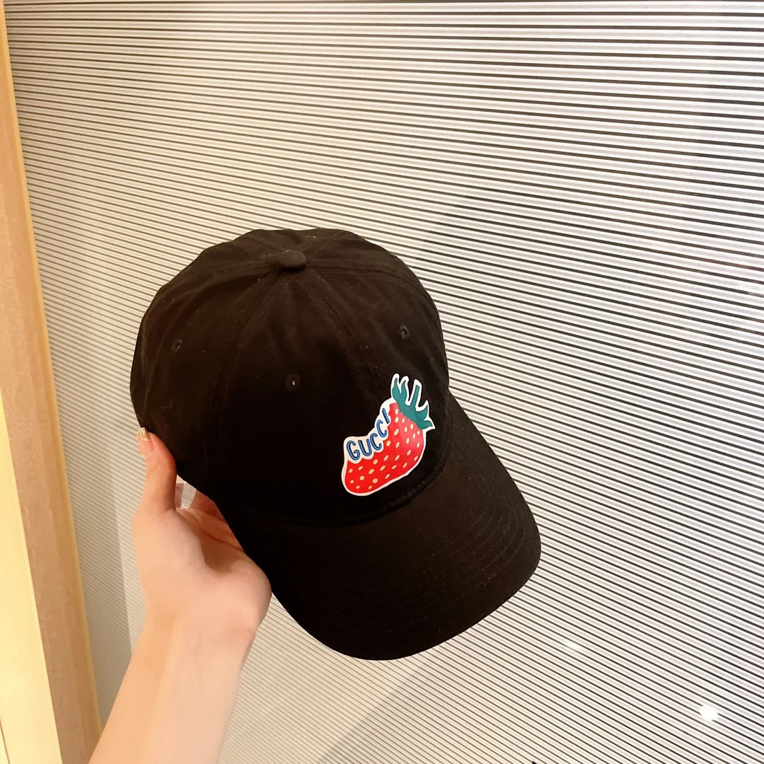 Бейсболка Gucci с клубничным узором