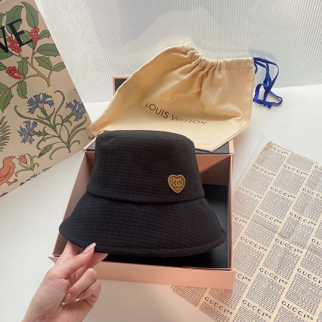 Chanel - Рыбацкая шляпа в форме сердца