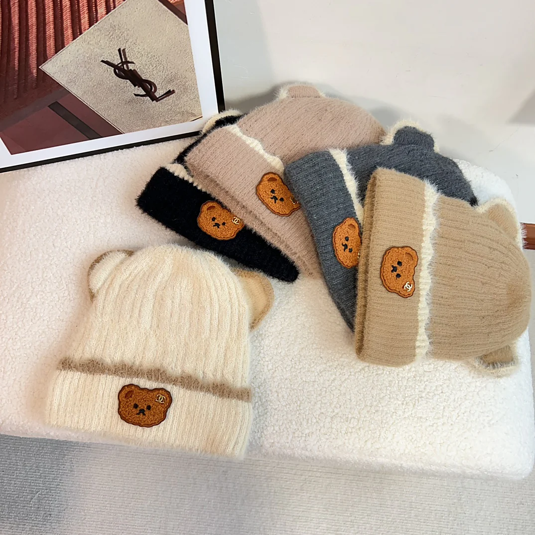 Новая вязаная шапка-бини Chanel в стиле медведя, коллекция осень/зима 2023 — бежевая.