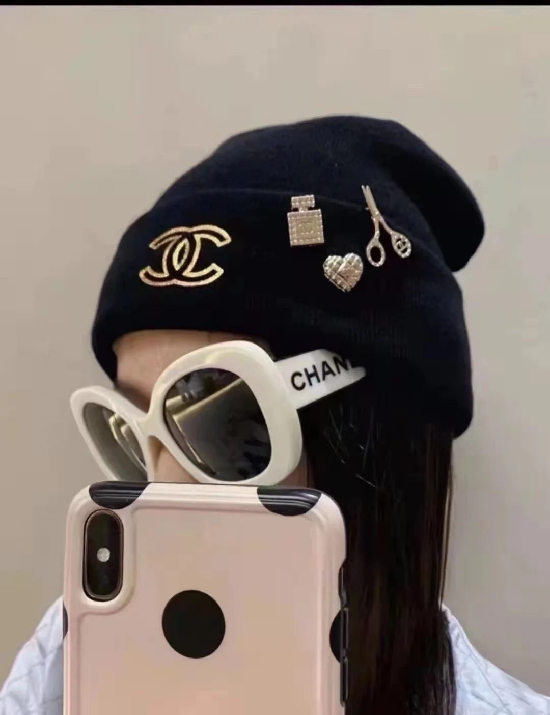 Вязаная шапка Chanel с украшениями