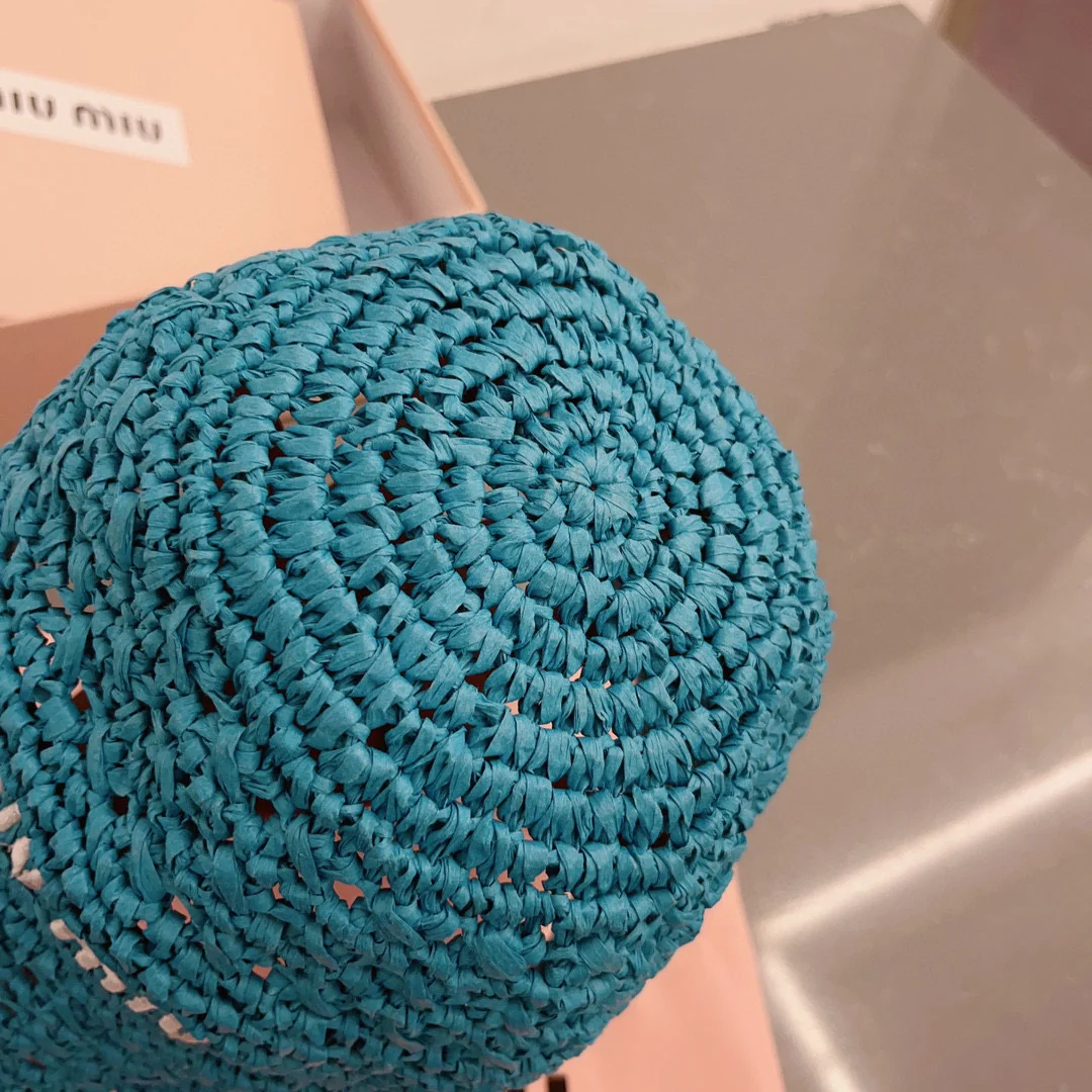 Новинка весны/лета Miu Miu 2023 — вязаная крючком рыбацкая шапка — синяя.