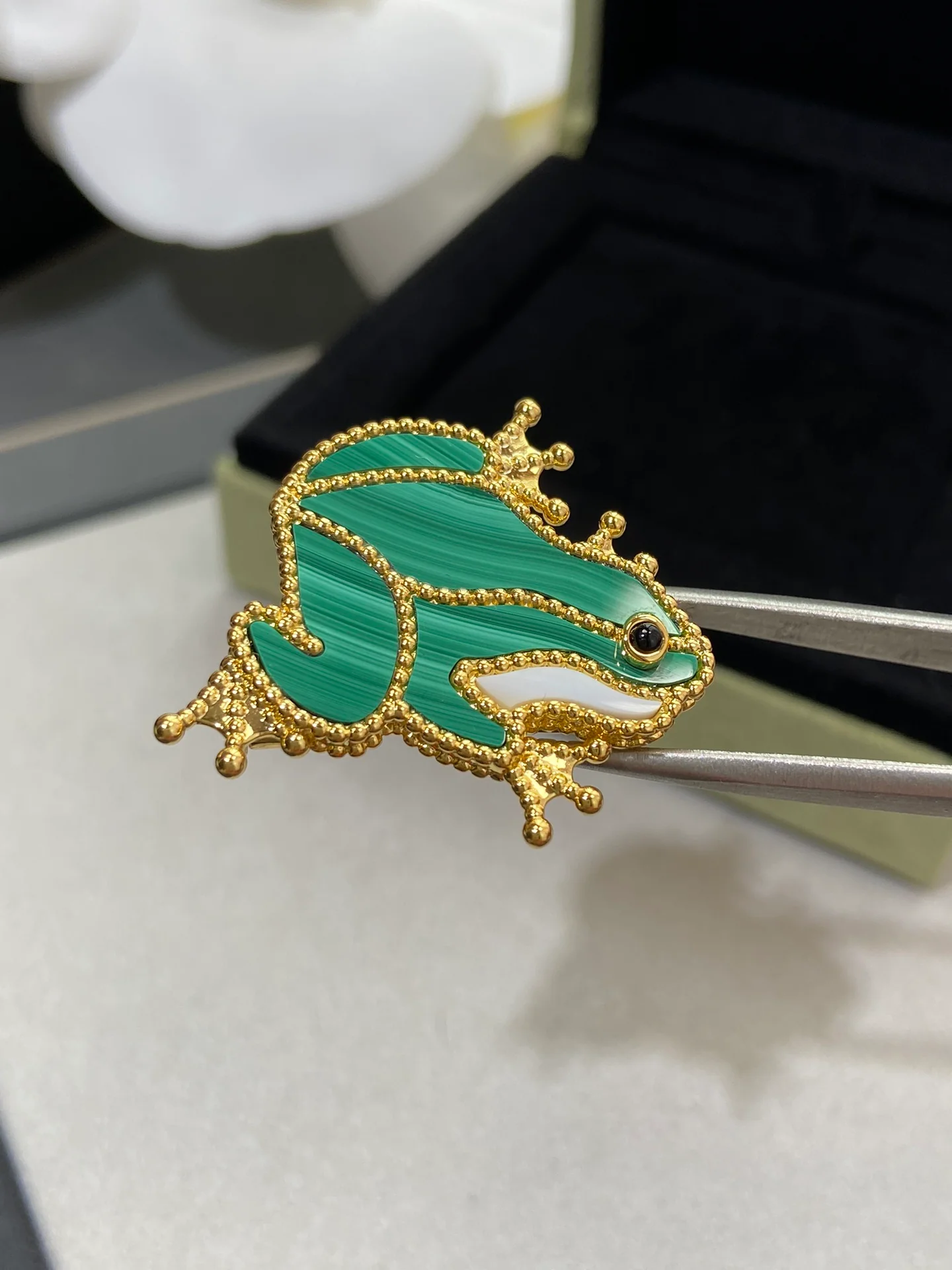 Van VS - Брошь 004