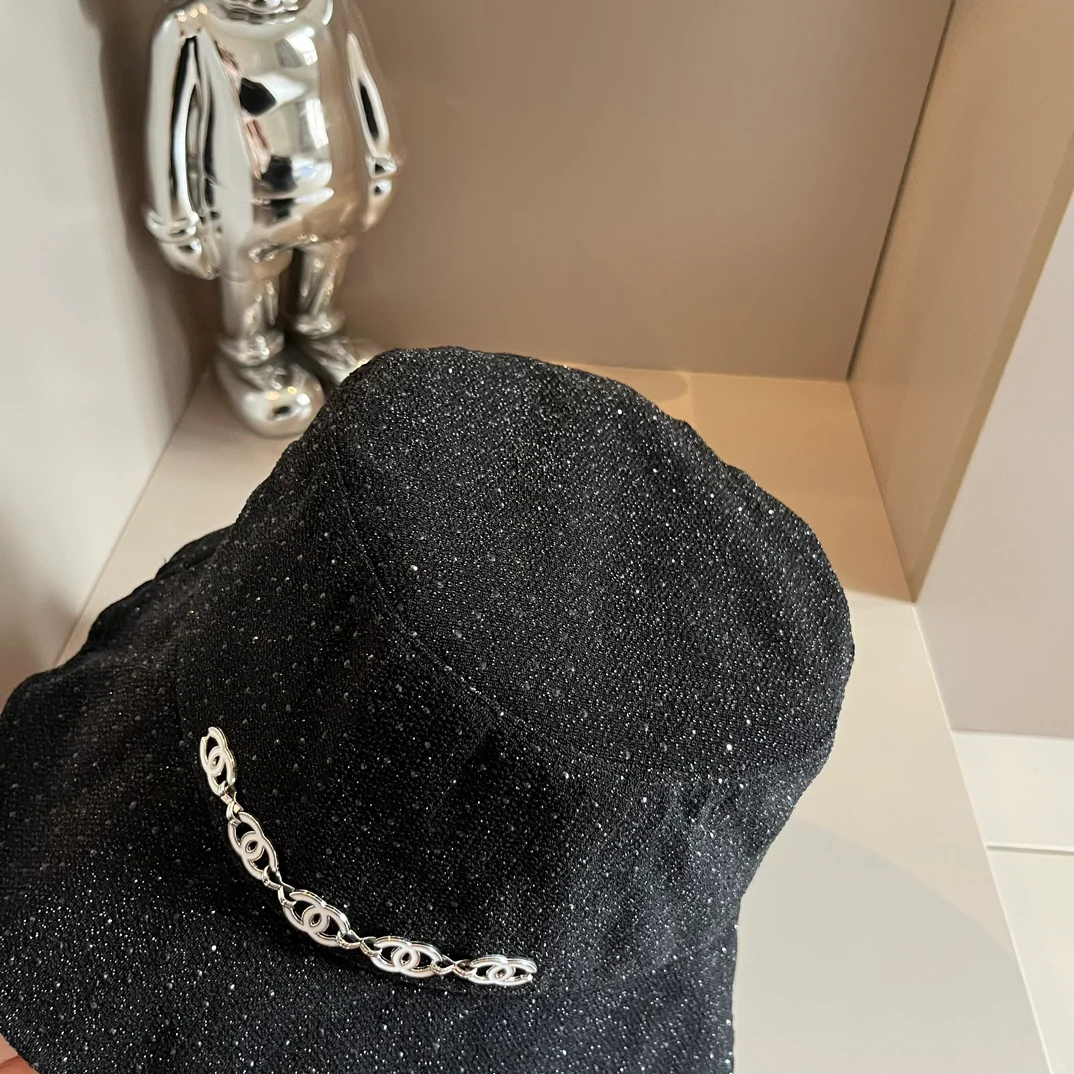Новая коллекция Chanel весна/осень: блестящая рыбацкая шляпа с двойной буквой С, черная.