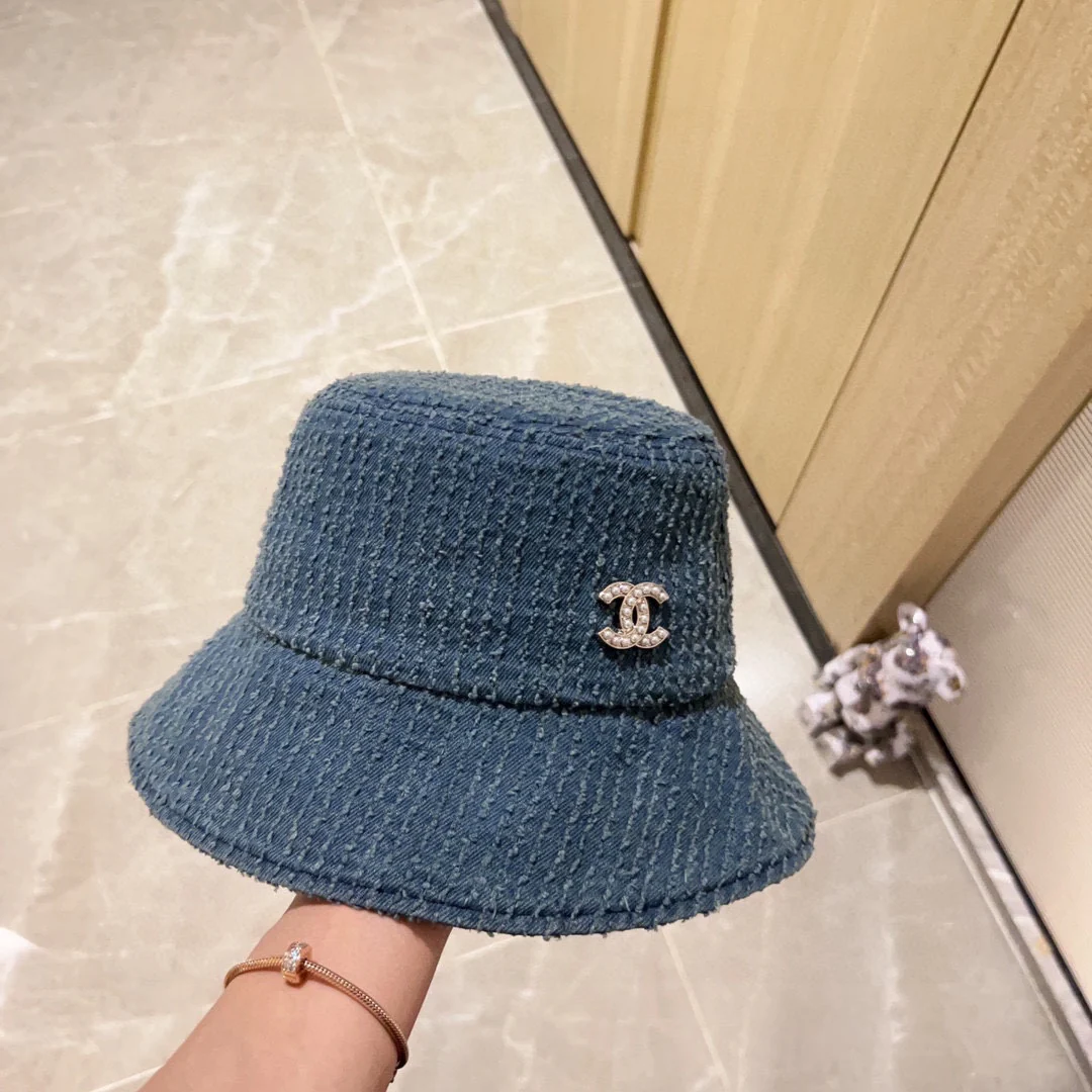 Chanel Летняя коллекция 2024: Миниатюрная рыбацкая шляпа с логотипом из страз - синяя