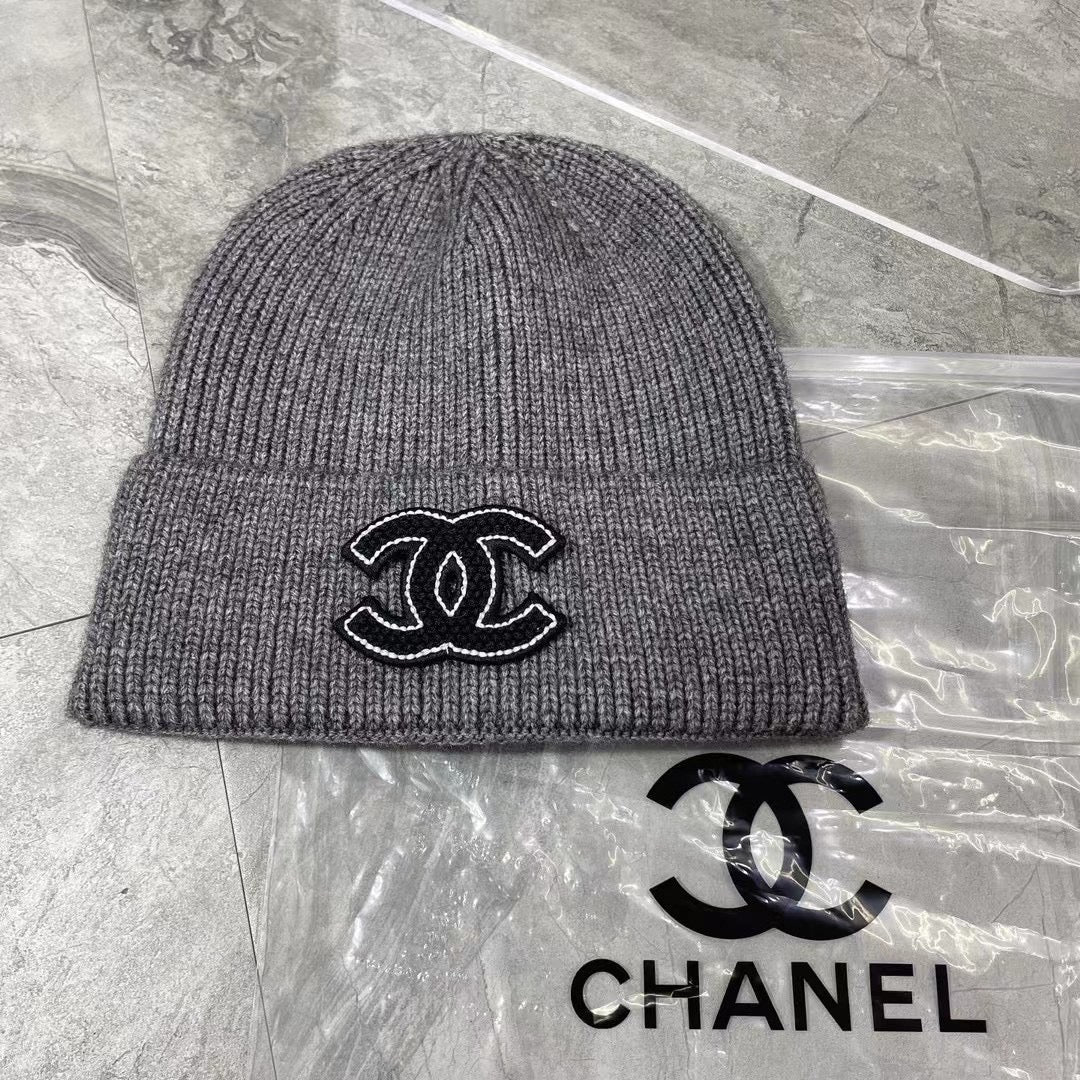 Вязаная шапка Chanel разноцветная - 1 шт.