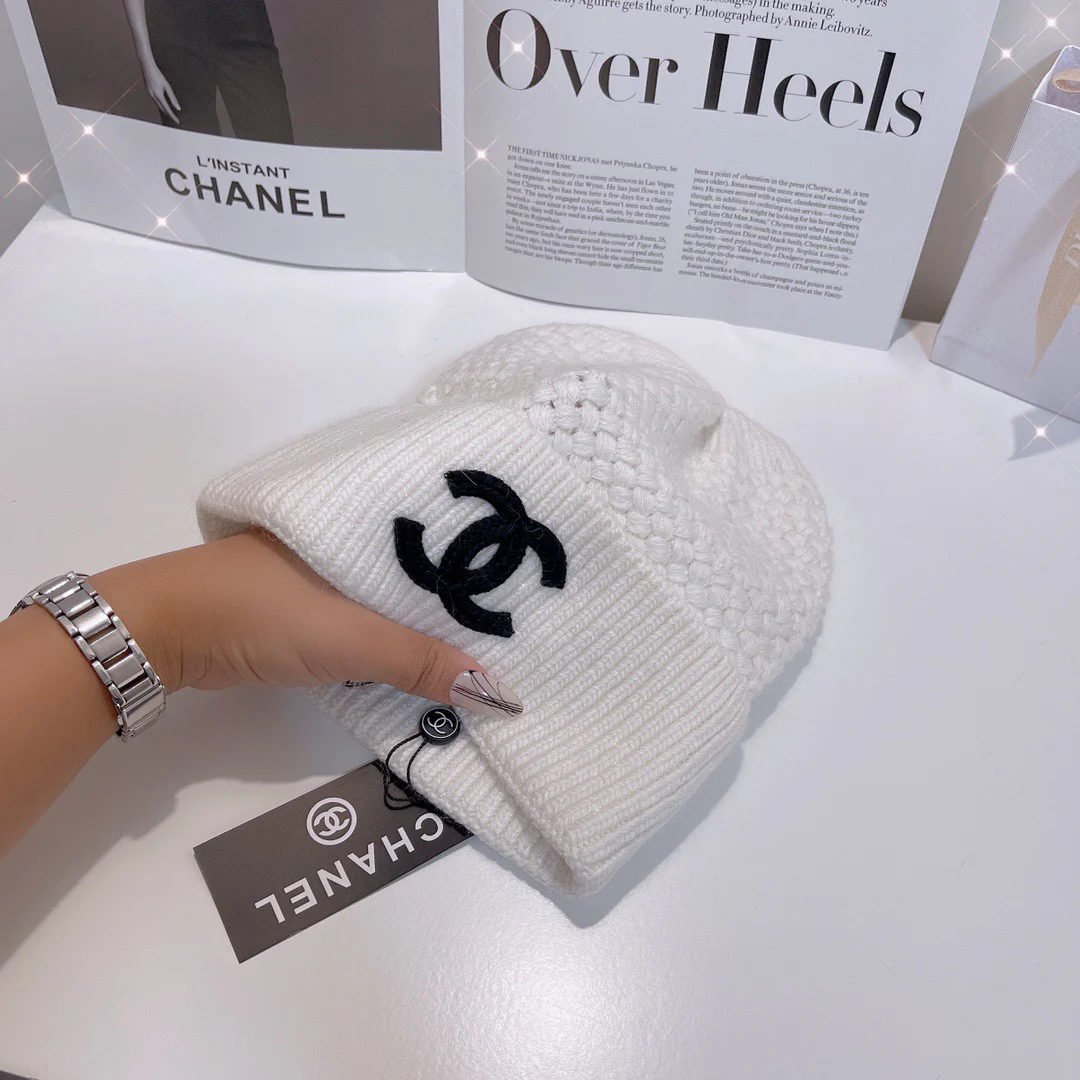 Вязаная кашемировая шапка Chanel с узором ?Ананас? — белая.
