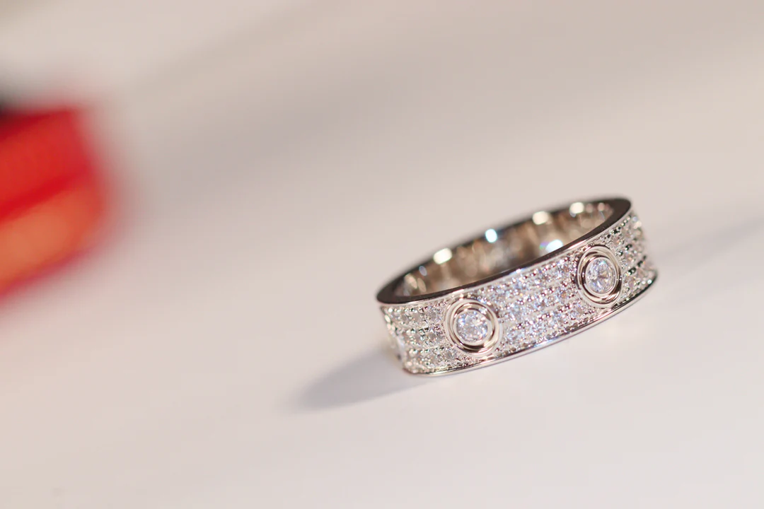 Кольцо Cartier Love - Starry Night в смелом дизайне